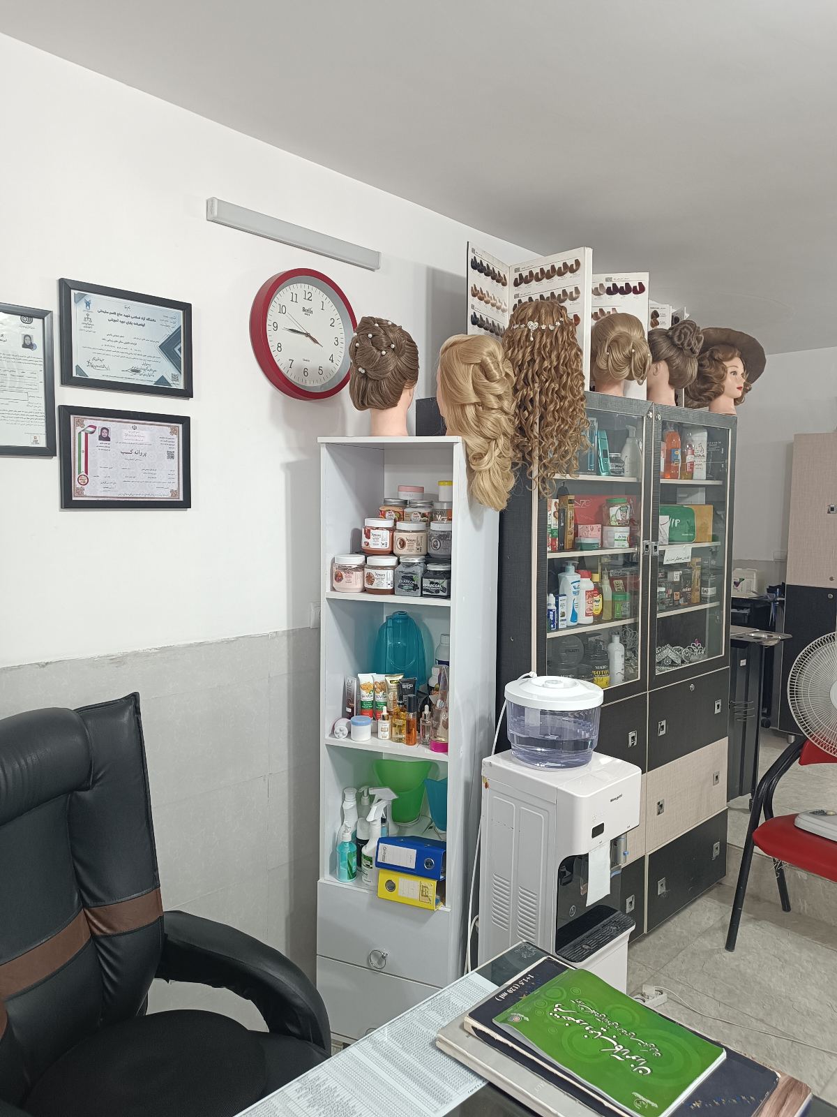 آرایشگاه عروس شیشه ای